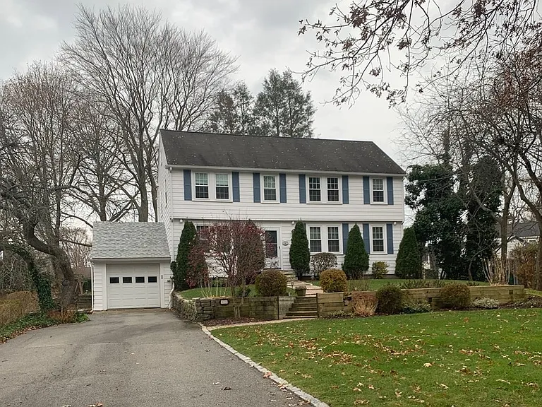 11 Everett Paine Blvd — Photo 1