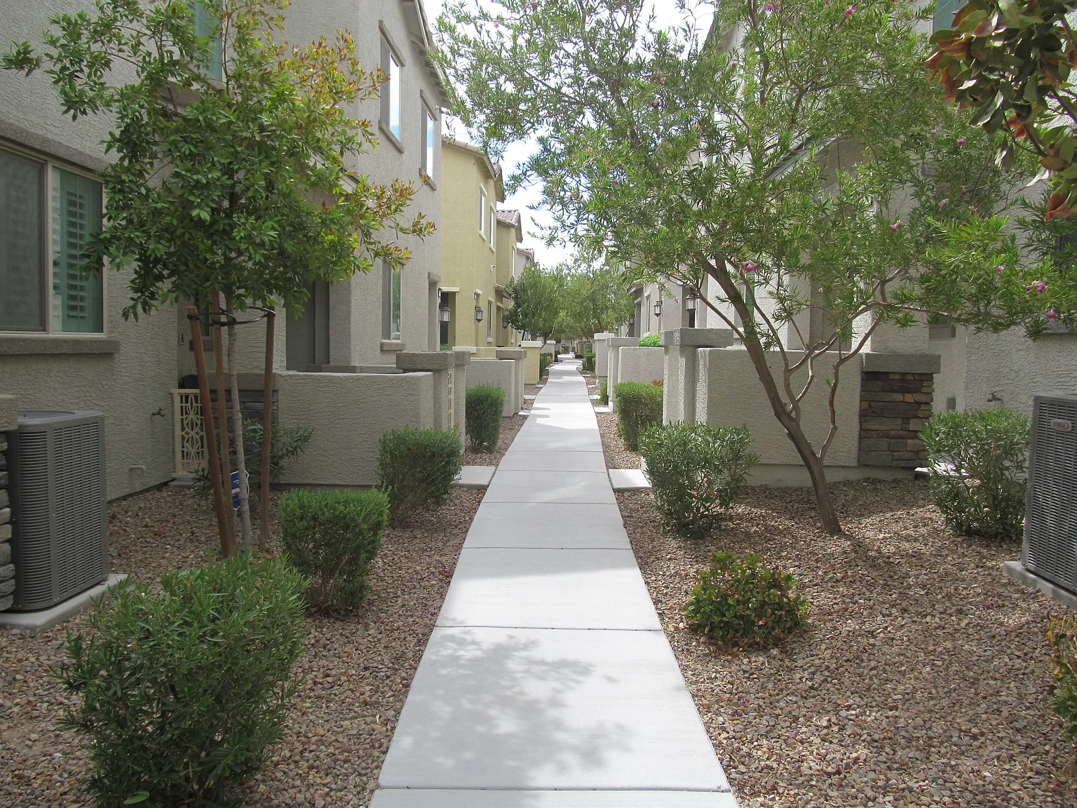 3 bed, 2.5 bath, 1975 sqft, $1,850 — Photo 2