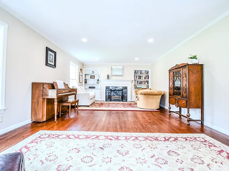 1500 Devereux Dr — Photo 4