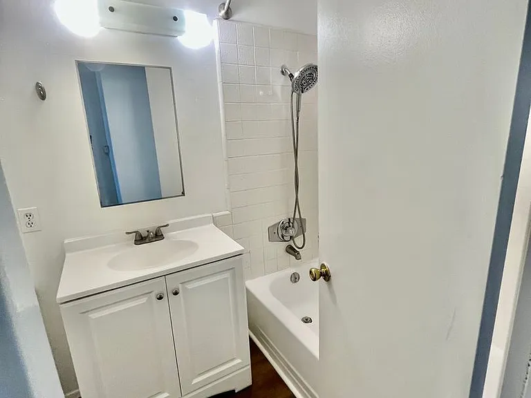 318-320 Hillside Ct — Photo 10