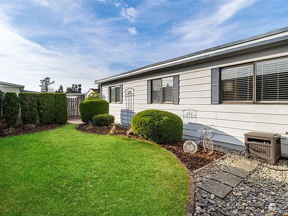 Landscaped side yard.>
