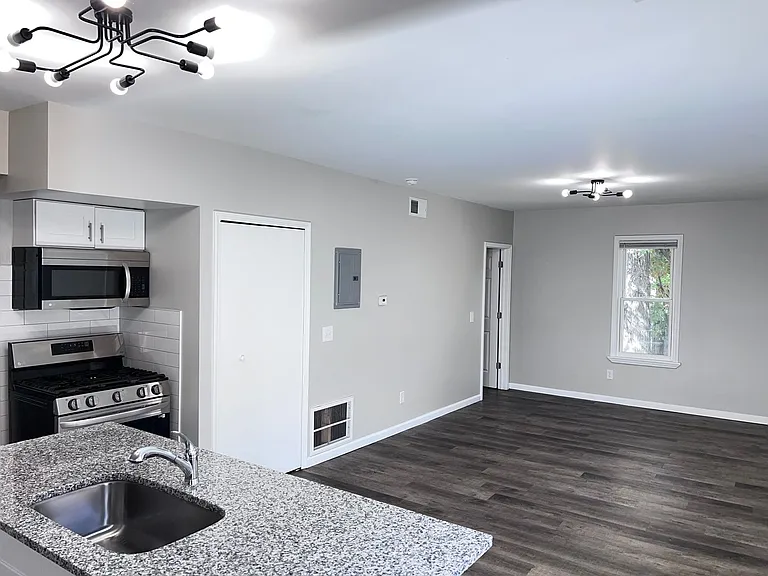5651 Plumer St — Photo 2