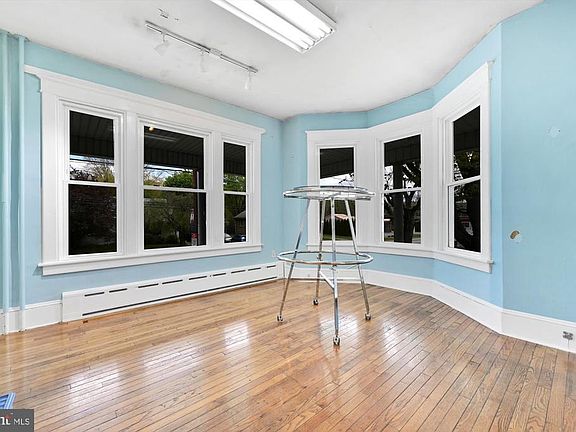 5th image of 725 W Market St