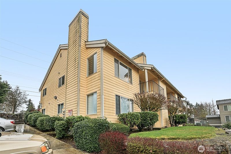 3rd image of 1111 S Villard Street #D25
