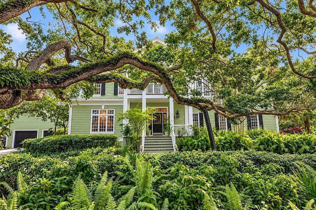 5 bed, 6.5 bath, 5874 sqft, $24,000 — Photo 2