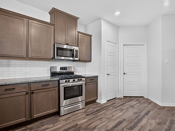 5th image of 928 Slate Ln
