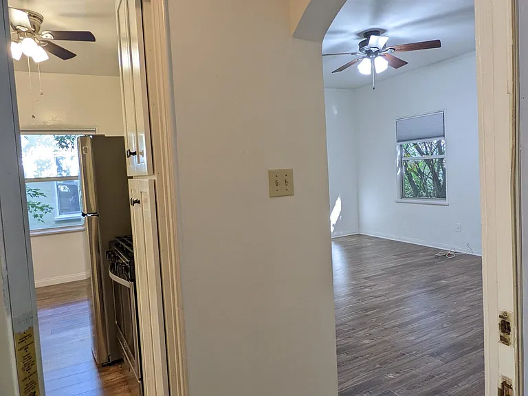 208 N La Peer Dr #7 — Photo 3