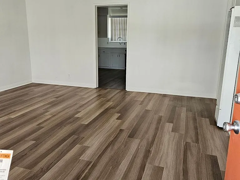 612 E Queen St — Photo 15