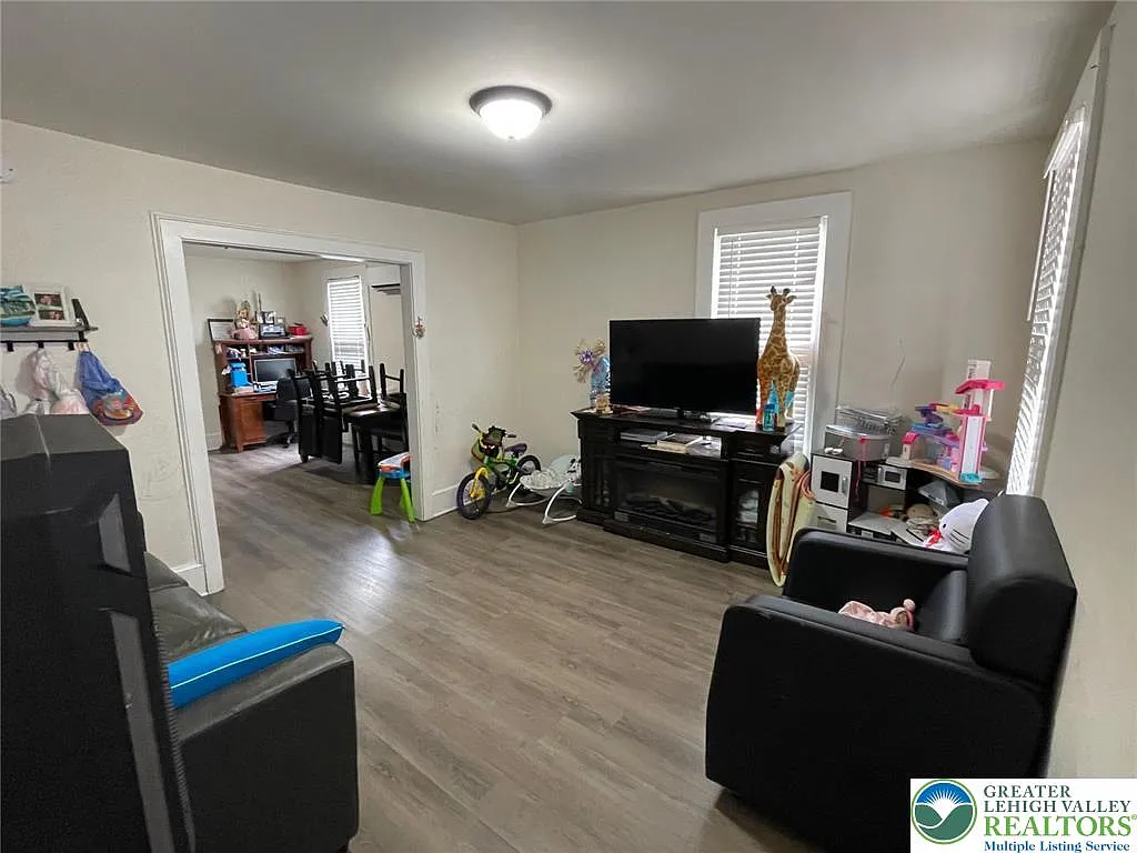 3 bed, 1.5 bath, 1580 sqft, $1,995 — Photo 4