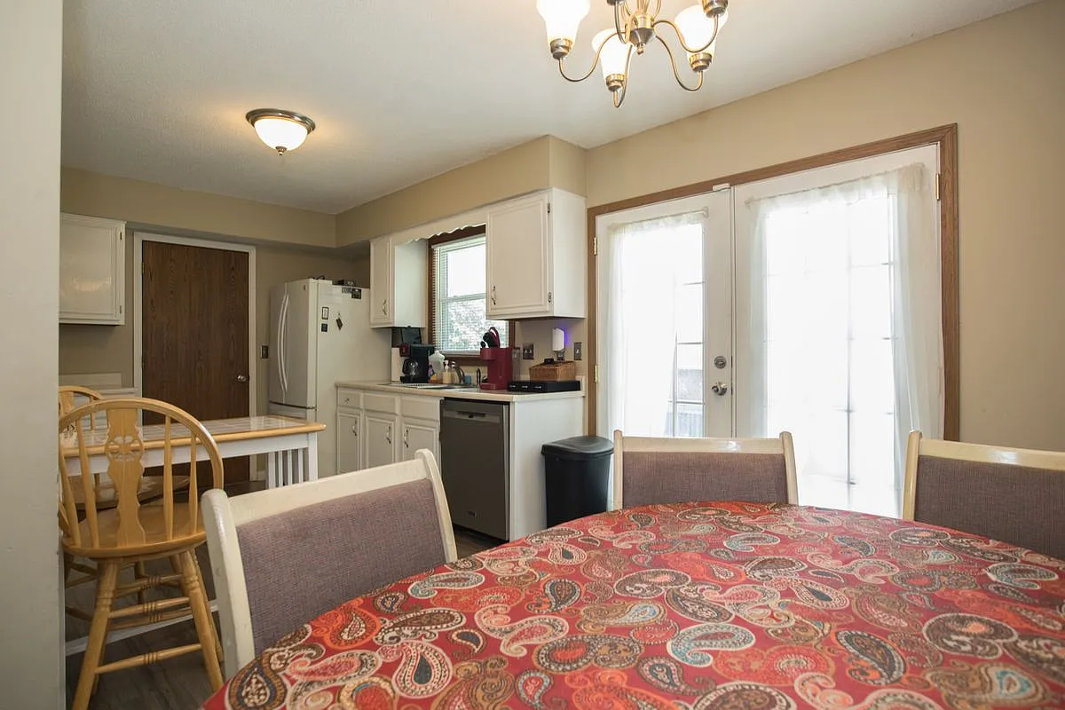 3 bed, 2.0 bath, 1092 sqft, $3,503 — Photo 2