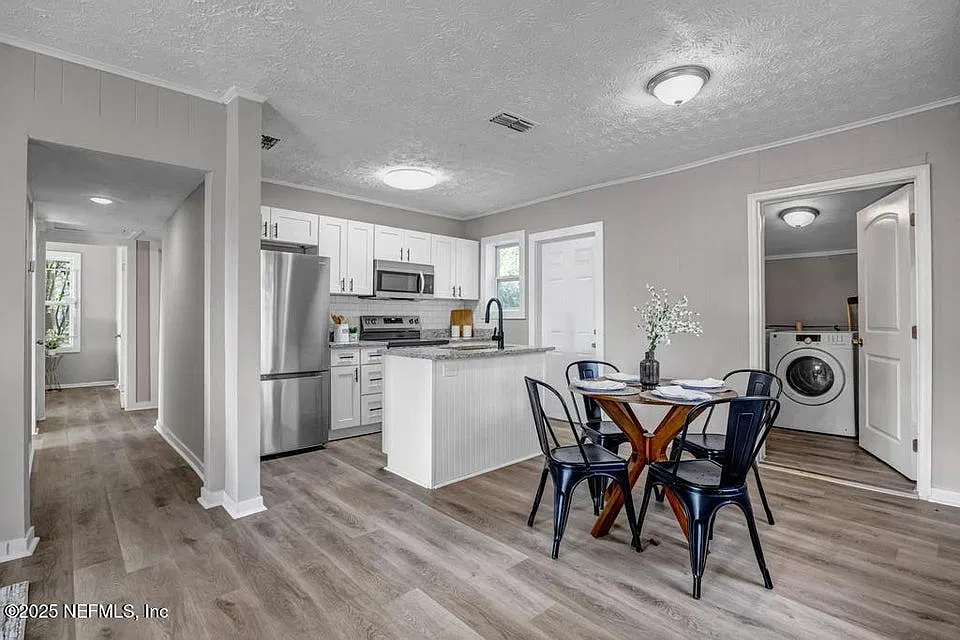 3 bed, 1077 sqft, $1,300 — Photo 4