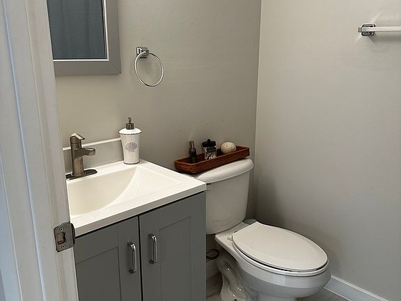 5th image of 2400 Lena Ln