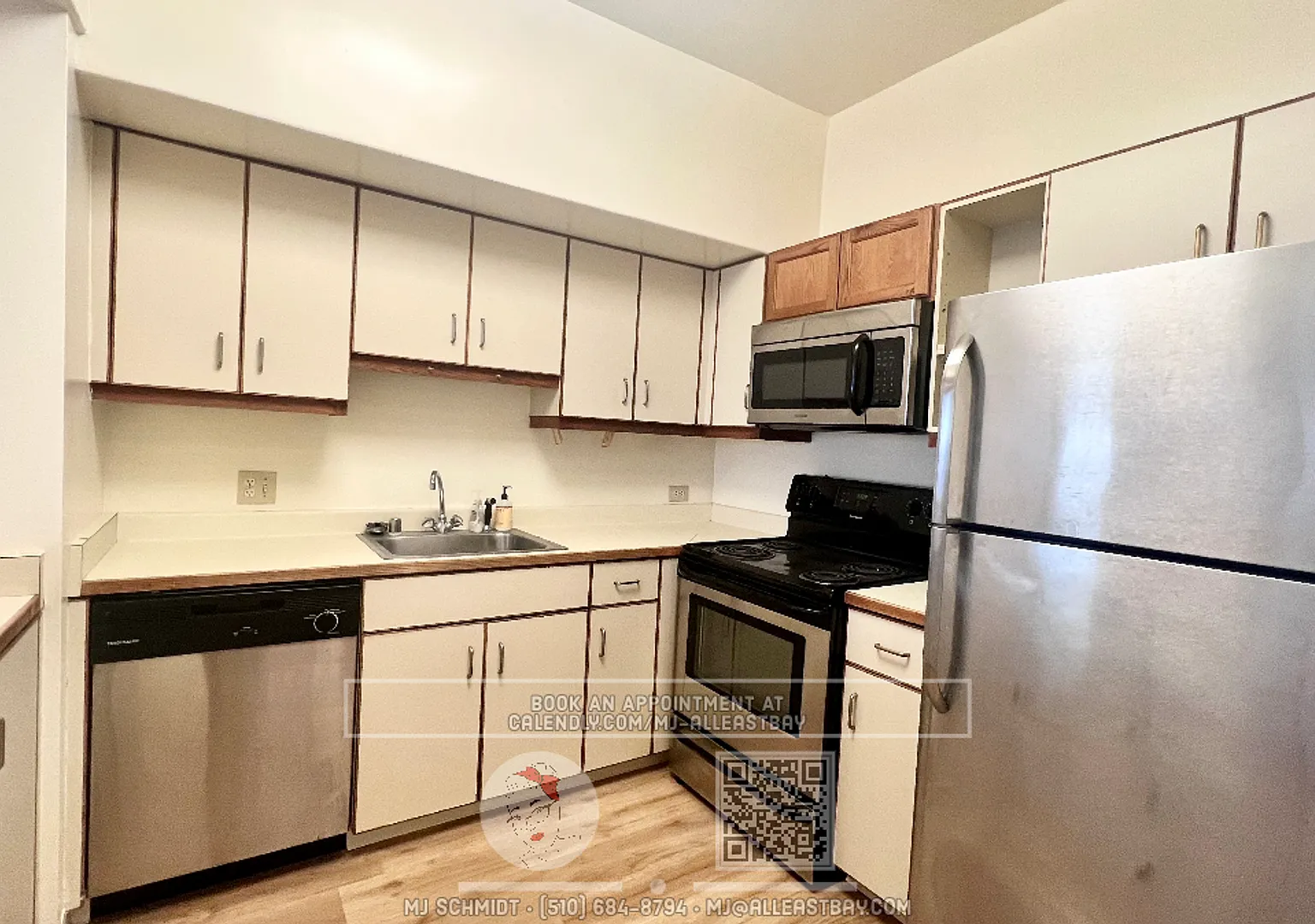 Beautiful large 1 bedroom with New Hardwood laminate floors, parking and water view! — Photo 2
