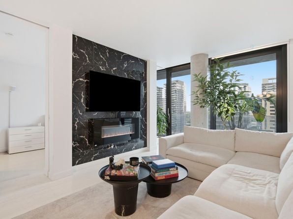 242 Rue Young #1005, Montreal, QC H3C 2E9