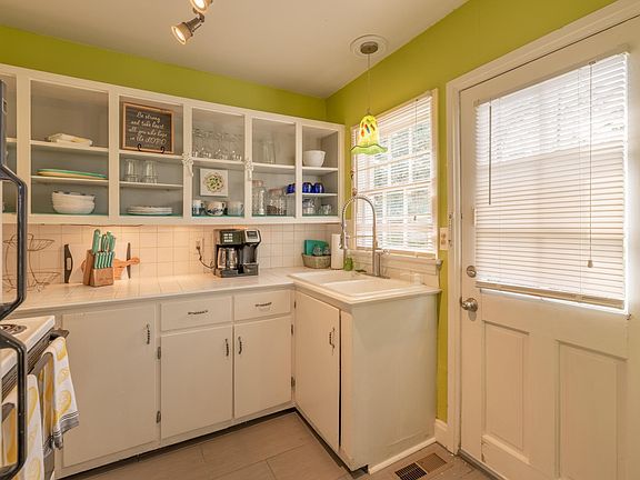 Adorable small Kitchen.
Lots of storage in the lower cabinets.