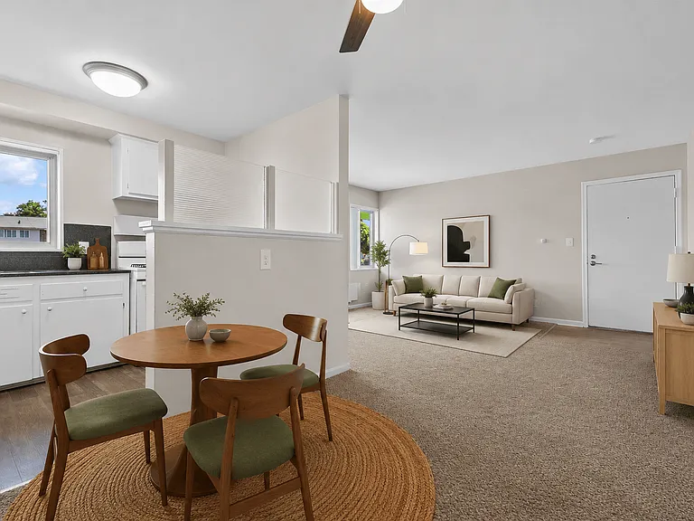 Oak Park Manor Apartments & Townhomes — Photo 36