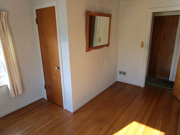 3rd image of 119 Helen Dr