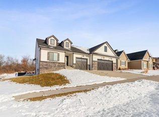 5660 Sunburst Dr, Pleasant Hill, IA 50327