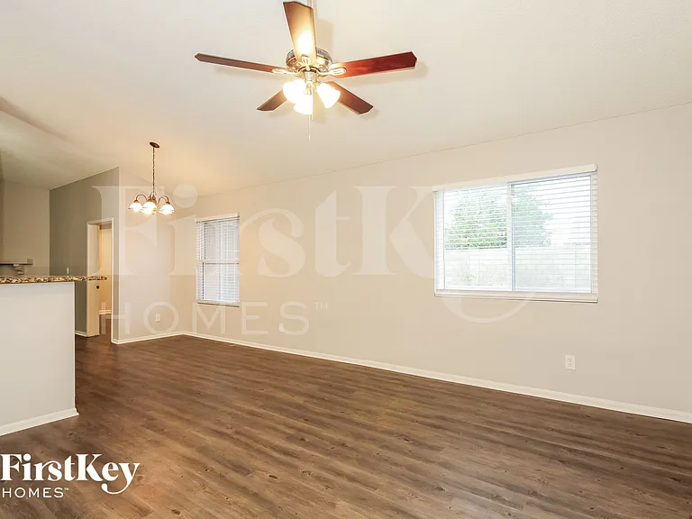 13269 N 56th Ave — Photo 5