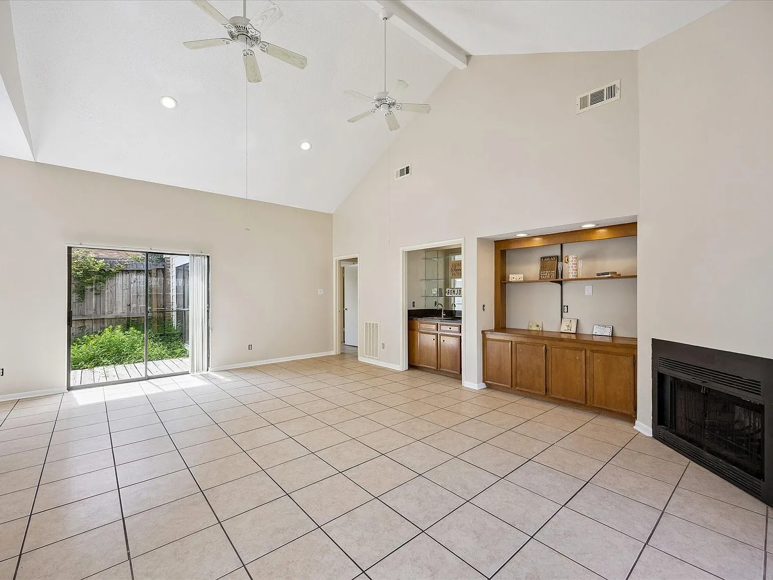 4 bed, 2.5 bath, 2166 sqft, $2,350 — Photo 4