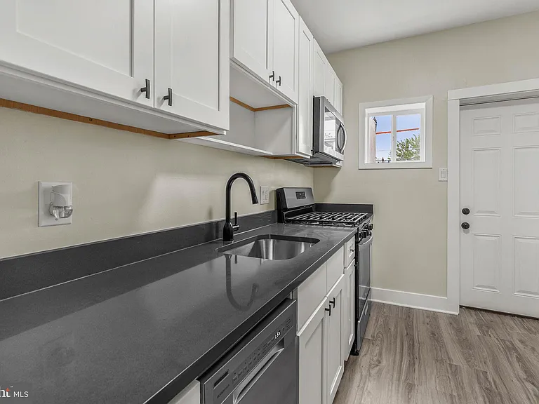 3047 Janney St — Photo 5