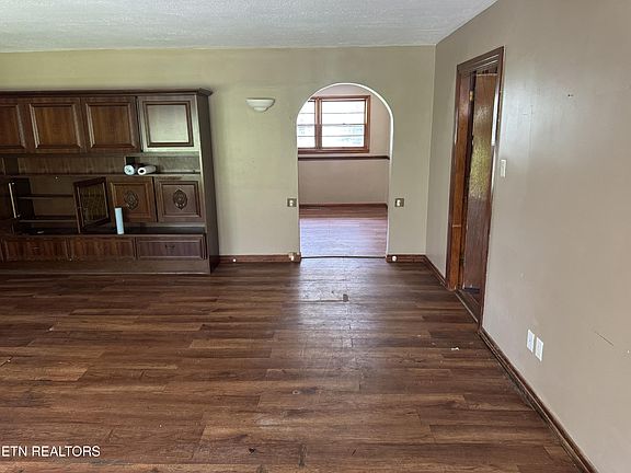 4th image of 1405 Woodcrest Dr