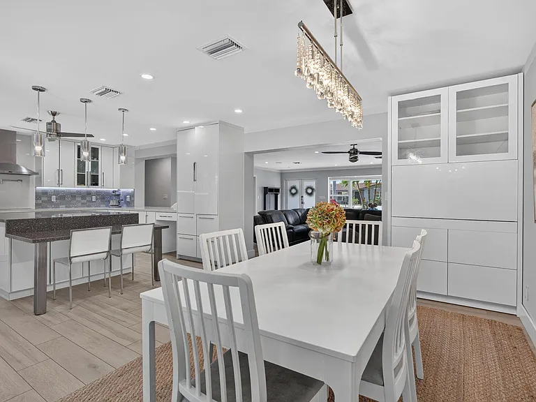 1270 SE 14th Ct — Photo 5
