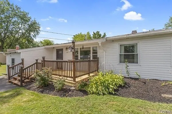 3 bed, 1.0 bath, 1063 sqft, $2,100 — Photo 2