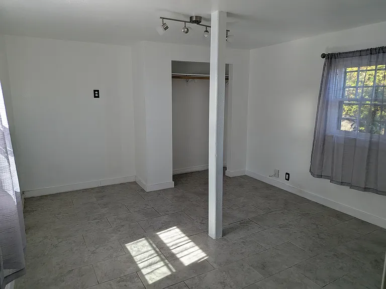 1549 Charleston Beach Rd W — Photo 6