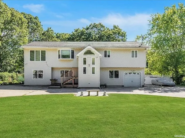 11 Oak Pl, Selden, NY 11784