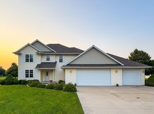 77 Thackery Dr, Oshkosh, WI 54904