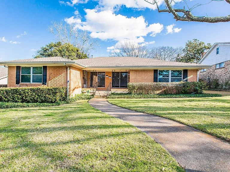 7010 Kingsbury Dr — Photo 1