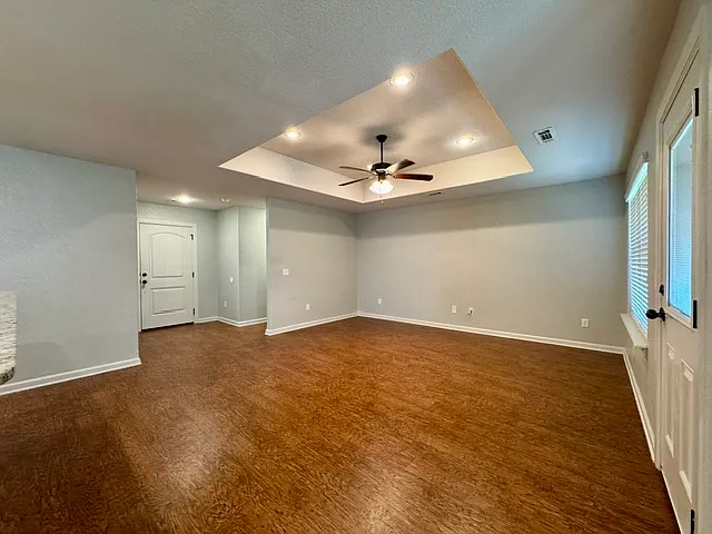 306 Lion Dr N — Photo 5