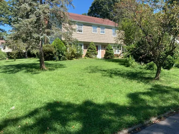 23 Stratton Ln, Stony Brook, NY 11790