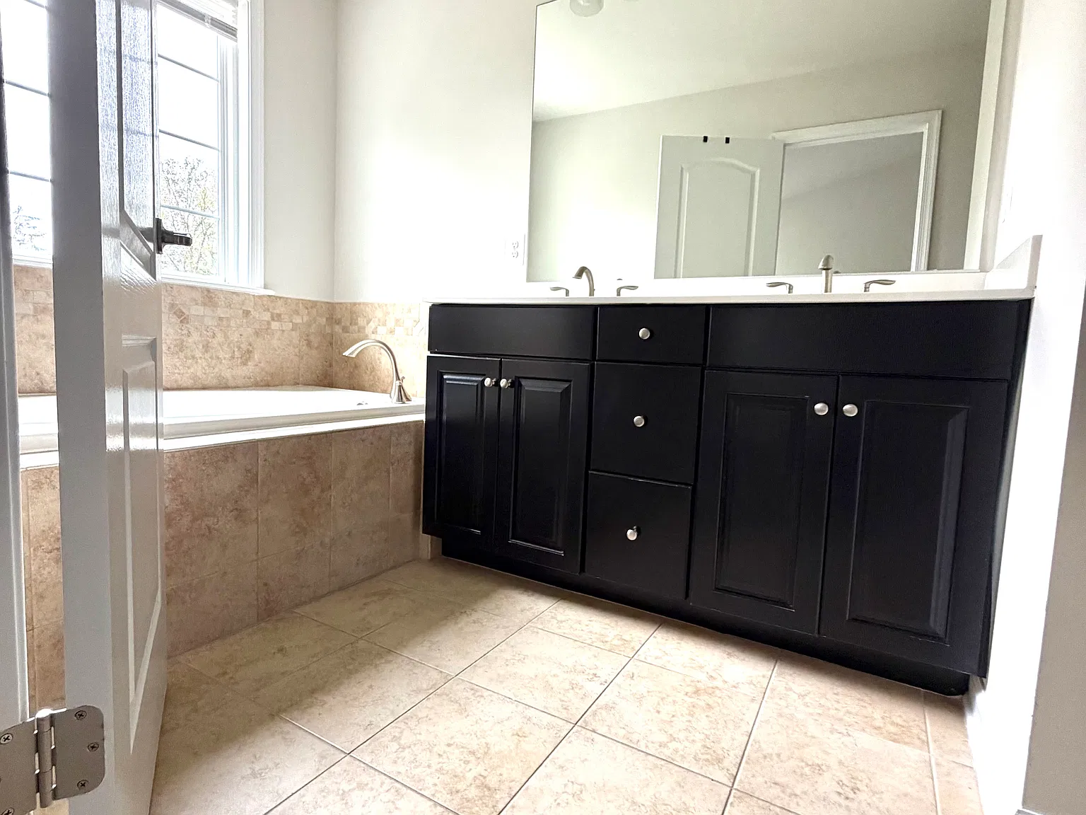 3 bed, 2200 sqft, $2,500 — Photo 2