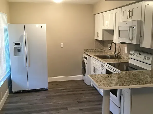 805 10th St SW APT B, Largo, FL 33770