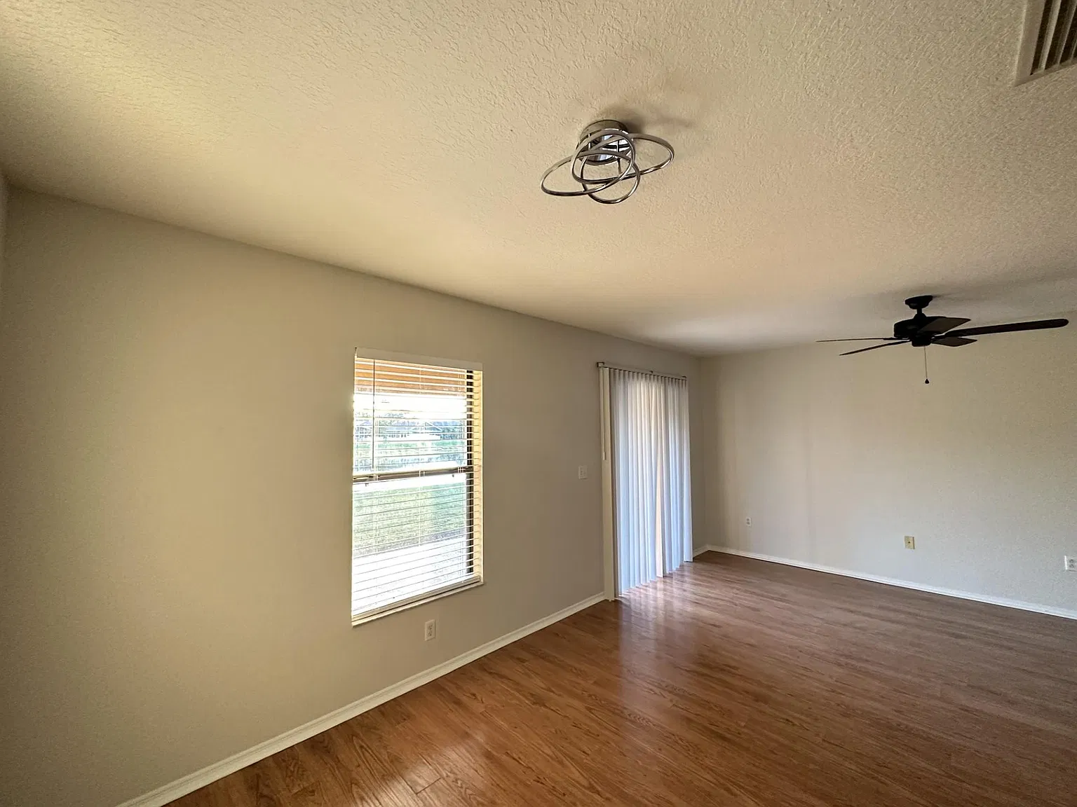 3 bed, 2.5 bath, 1360 sqft, $1,850 — Photo 3