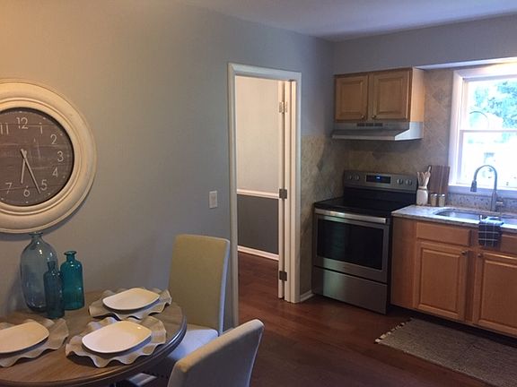 3rd image of 6726 Grosvenor Pl