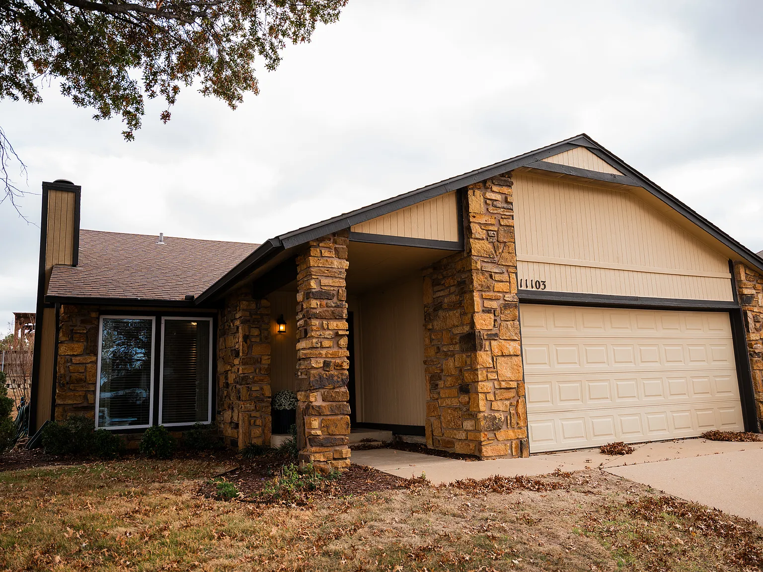 3 bed, 1340 sqft, $1,900 — Photo 1