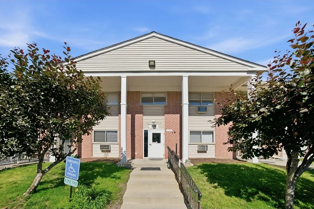 2 bed, 969 sqft, $1,700 — Photo 1