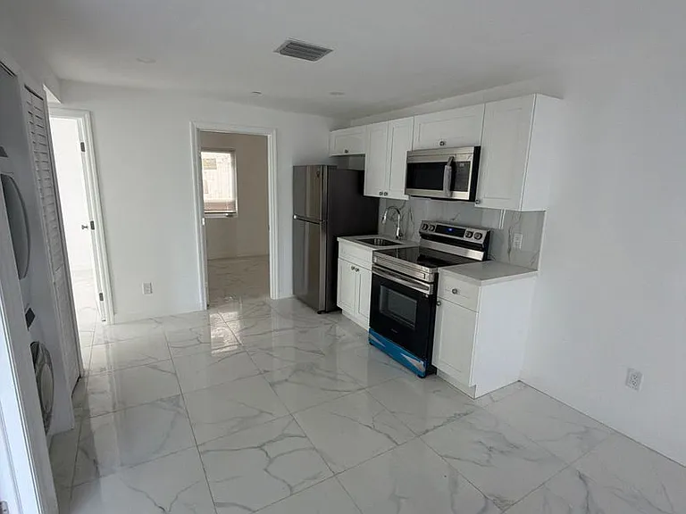 729 SW 3rd St — Photo 2