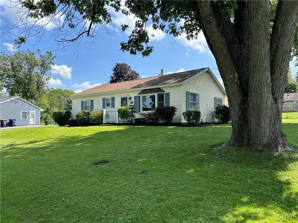 2 Sycamore Dr E, New Hartford, NY 13413