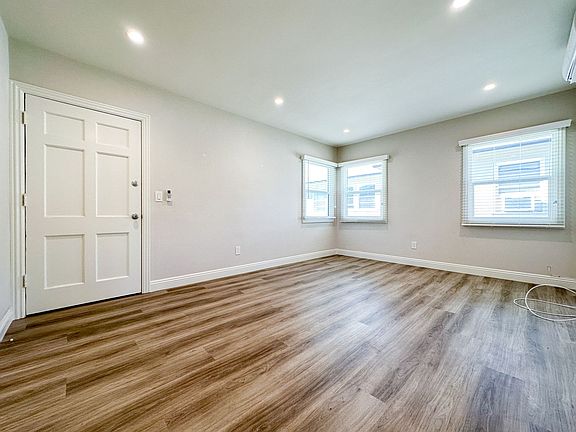 4th image of 32 N Marengo Ave #32E
