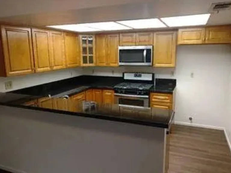1425 Loma Ave #A — Photo 2