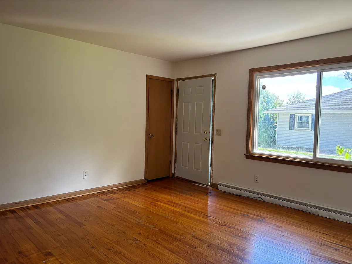 Building Photo - 6321 Roselawn Ave