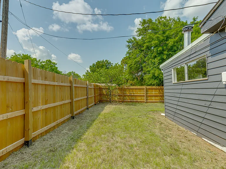 1924 E McElroy Rd — Photo 32