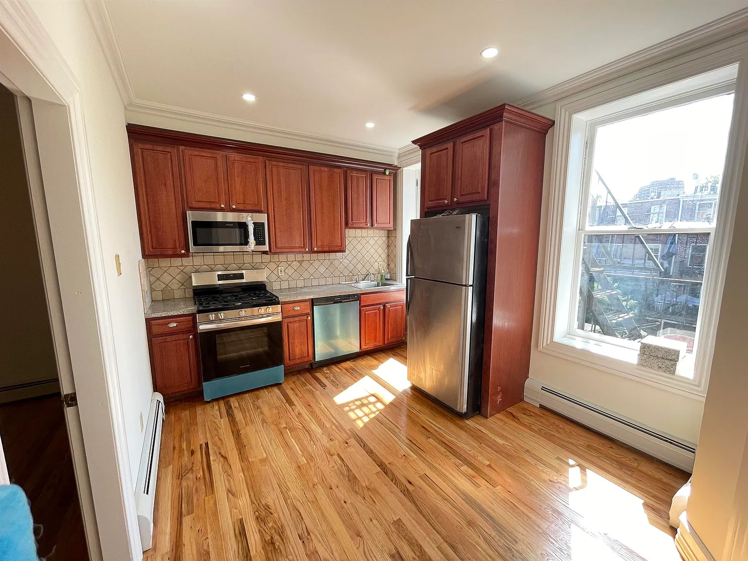 1 bed, 1.0 bath, 750 sqft, $3,300 — Photo 3