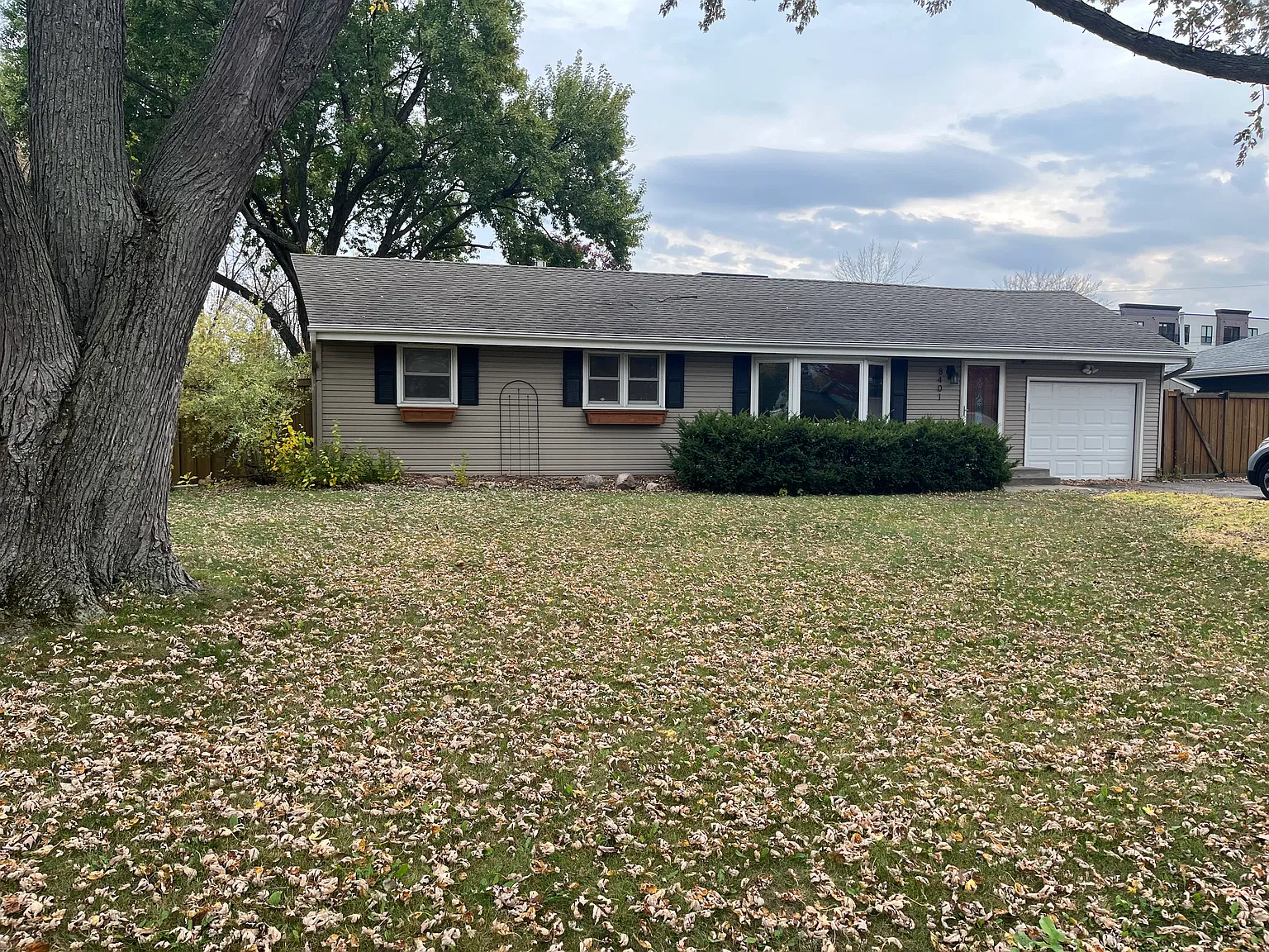 5 bed, 2048 sqft, $3,100 — Photo 1