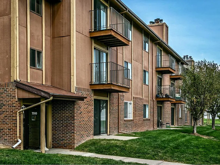 Howard Street Apartments — Photo 13