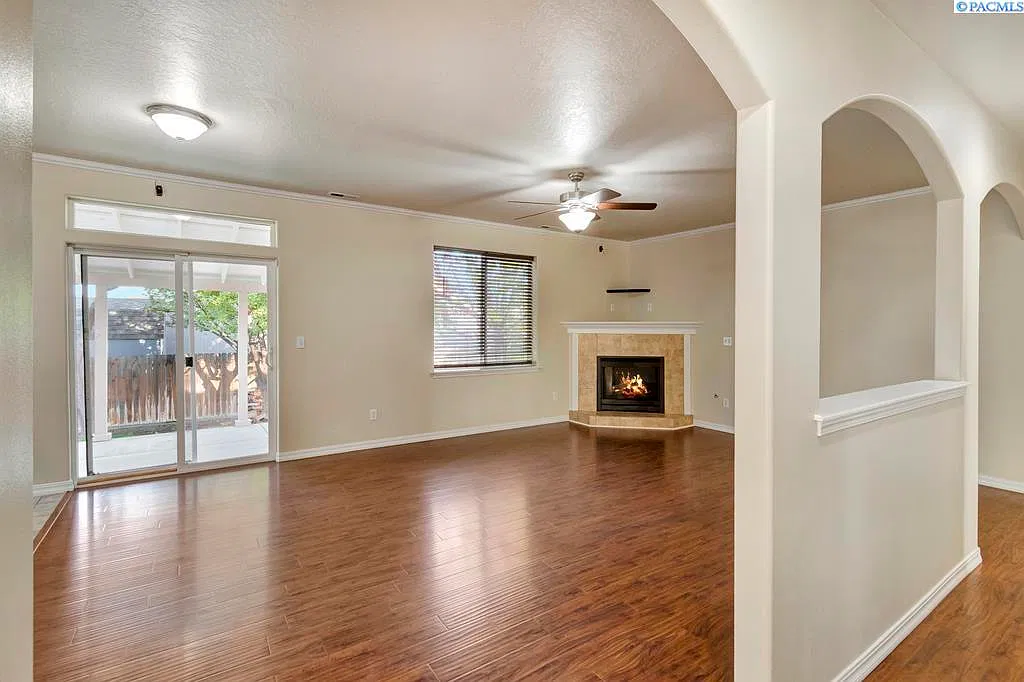 3 bed, 2.5 bath, 2050 sqft, $2,600 — Photo 3